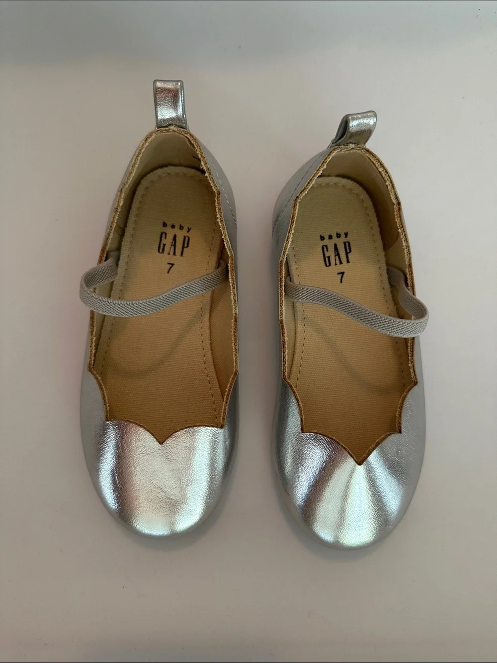 Baby GAP girls size 7 silver scalloped ballet flats.